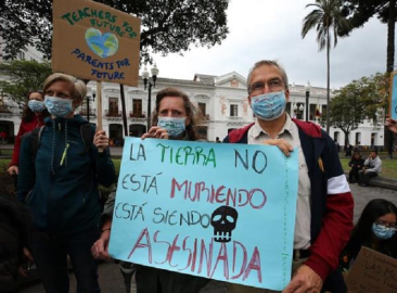 Manifestantes pidieron al Gobierno declarar la emergencia climática en Ecuador. 