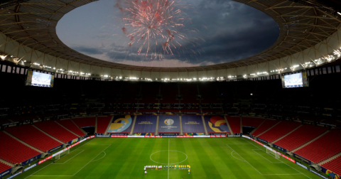 Vista general de la cancha y los juegos artificiales de fondo, en el inicio de la Copa América.