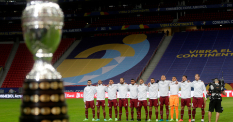 El trofeo de la Copa América 2021 con los jugadores venezolanos de fondo.