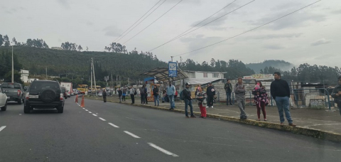 Pasajeros se aglomeran en la autopista General Rumiñahui, donde se observa poco flujo vehicular., el 3 de octubre de 2019