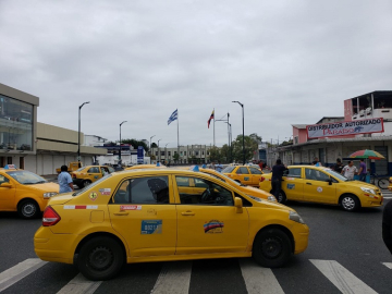 El paro del gremio de taxistas inició en el centro de Guayaquil y avanzará hacia la Gobernación. 