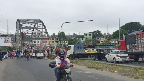 Buses de transporte urbano e interprovincial bloquean el puente sobre el río Quinindé. 