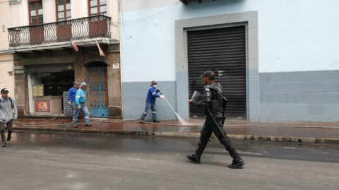 Policías patrullan las calles del Centro Histórico el 4 de octubre del 2019.