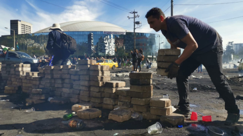 Concentración de grupos indígenas en los alrededores del Parque El Arbolito, en Quito.