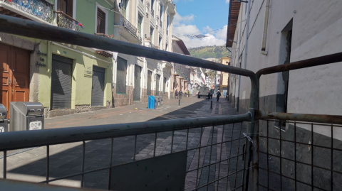 Policías junto a una barricada en el Centro Histórico de Quito.