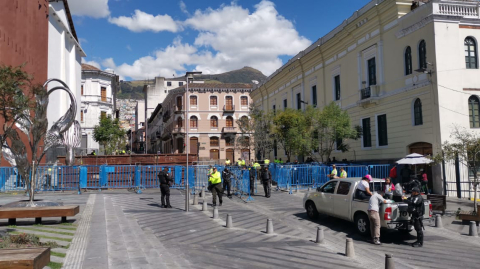 Policías junto a una barricada en el Centro Histórico de Quito.