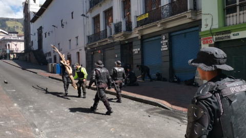 Policías junto a una barricada en el Centro Histórico de Quito.