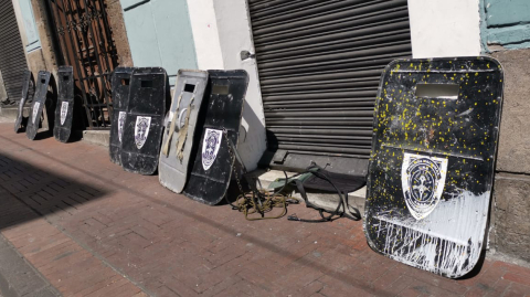 Policías junto a una barricada en el Centro Histórico de Quito.