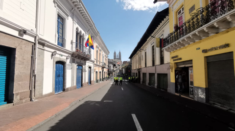 Policías junto a una barricada en el Centro Histórico de Quito.