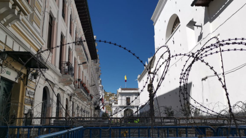 En Centro Histórico de Quito se instalaron distintos cercos policiales.