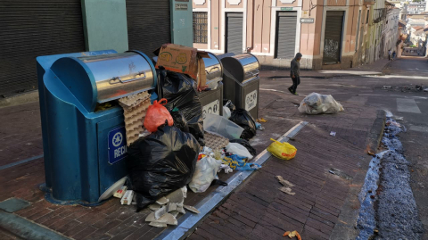 Policías y vecinos del Centro Histórico estuvieron limpiando los escombros las calles tras las protestas.