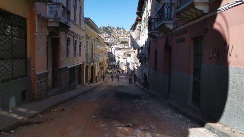 Policías y vecinos del Centro Histórico estuvieron limpiando los escombros las calles tras las protestas de octubre de 2019.