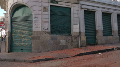 Policías y vecinos del Centro Histórico estuvieron limpiando los escombros las calles tras las protestas.