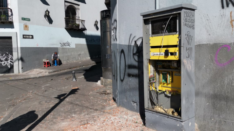 Policías y vecinos del Centro Histórico estuvieron limpiando los escombros las calles tras las protestas.