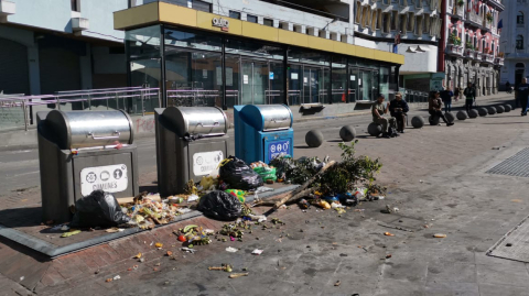 Policías y vecinos del Centro Histórico estuvieron limpiando los escombros las calles tras las protestas.