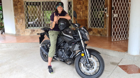 Damaris ama las motos, en especial su Yamaha 310.