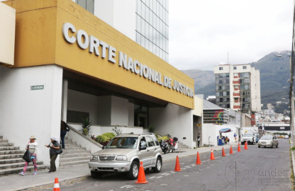 Vecino del Centro Histórico barrían las veredas. 