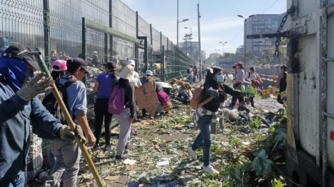 Las tareas de limpieza en el parque el Arbolito.