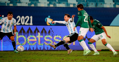 Ramiro Vaca disputa un balón con Lionel Messi en el partido del Grupo A de la Copa América en el Arena Pantanal.