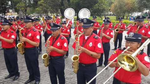 La banda del Cuerpo de Bomberos acompañó la minga.