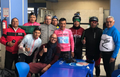 El equipo de la Rai con los amigos de la Locomotora del Carchi en el mercado de Tufiño.