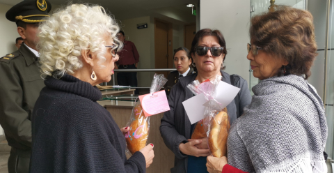 Entrega de guaguas de pan embarazadas a los jueces de la Corte Constitucional.