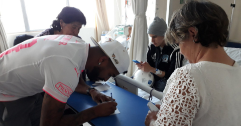 Firmaron autógrafos para los pacientes que padecen de cáncer. 