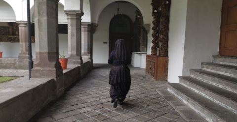 Personaje de Quito Eterno recorriendo el convento de Santo Domingo.