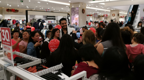 Algunos almacenes invitaron a personajes de la farándula para atraer clientes. 