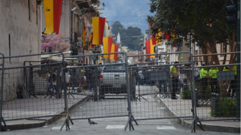 El parque Calderón de Cuenca tuvo un fuerte contingente de seguridad para recibir al presidente Moreno en sesión solemne.