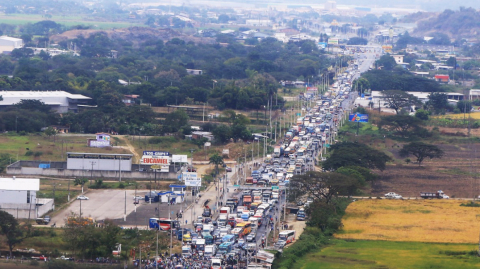 Los vehículos que se dirigían hacia Salitre no lograban llegar a su destino por el paro arrocero, el 12 de julio de 2021.