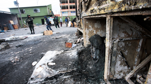 Un policía mira los destrozos por las protestas en El Alto