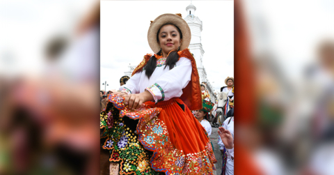 Una niña disfrazada participa en el Pase del Niño Viajero de 2018.