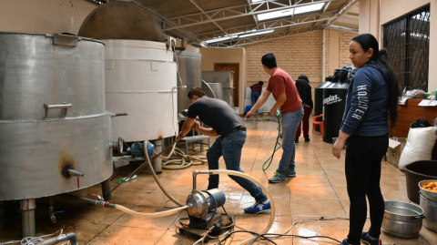 La familia Pulla elaboró 10.000 litros de chicha y 40.000 panes para compartir con los participantes en el Pase del Niño.