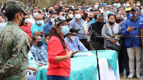 La vicealcaldesa de Montecristi, Johanna Delgado, durante la protestas por la ubicación de un radar en Montecristi. 