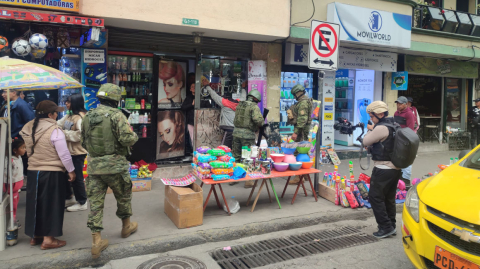 Un equipo militar recorrió los barrios del Sur y el Centro de Quito, la tarde del 15 de enero de 2024.