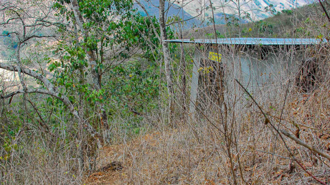 Vista externa del ingreso y de las precarias instalaciones de una mina ilegal en el cantón Camilo Ponce, en Azuay.