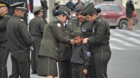 Ceremonia de posesión de Comandante por un día  a Erik Joel Zhagri Guallpa.