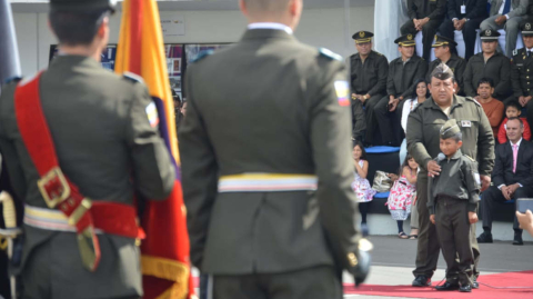 Ceremonia de posesión de Comandante por un día  a Erik Joel Zhagri Guallpa