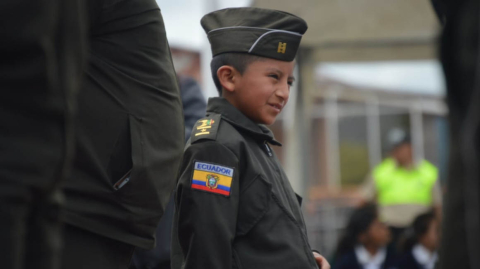 Ceremonia de posesión de Comandante por un día  a Erik Joel Zhagri Guallpa