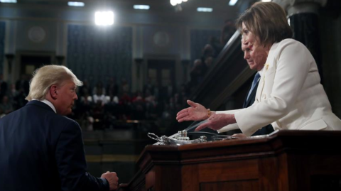 Luego de entregarle el discurso, el presidente de EE. UU., Donald Trump, se rehusó a darle la mano a Nancy Pelosi.