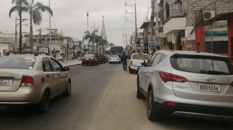 Un árbol navideño permanece todo el año en una acera de la calle Portete, en Guayaquil. 