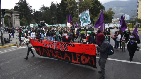 Colectivos de mujeres exigen a la Asamblea Nacional que apruebe la ley a favor de la despenalización del aborto en casos de violación, el 28 de septiembre de 2021, en Quito.