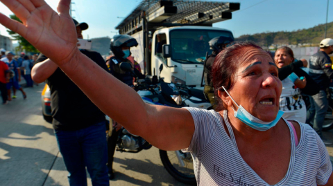 Familiares de las víctimas de la masacre en la Penitenciaría del Litoral, en la morgue de la Policía. 