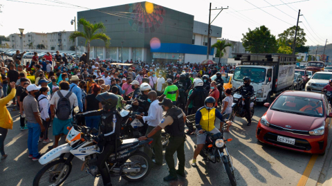 Decenas de familiares de las víctimas de la masacre en la Penitenciaría del Litoral, en el Laboratorio de Ciencias Forenses de la Policía en Guayaquil, el 30 de septiembre de 2021. 