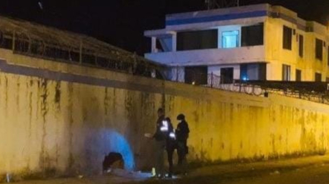 Imagen de los daños causados por una explosión en el perímetro del cuartel policial de San Lorenzo, el 8 de octubre de 2021.