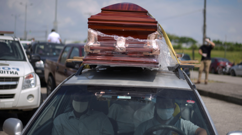 Los ataúdes también viajan en los techo de los carros hasta los camposantos.