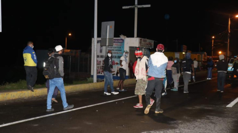 Migrantes venezolanos se repliegan la noche del jueves 30 de abril de 2020, en el puente de Rumichaca, después de que intentaran cruzar por la fuerza y fueran reprimidos con gases lacrimógenos por la Policía colombiana.