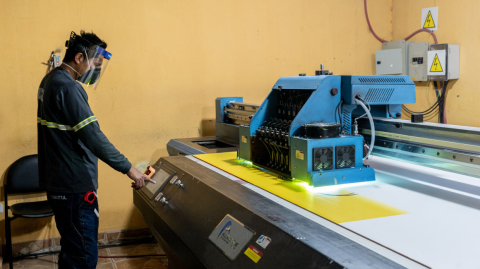 Una persona trabajando en la elaboración del diseño de un ataúd de cartón, en mayo de 2020. 