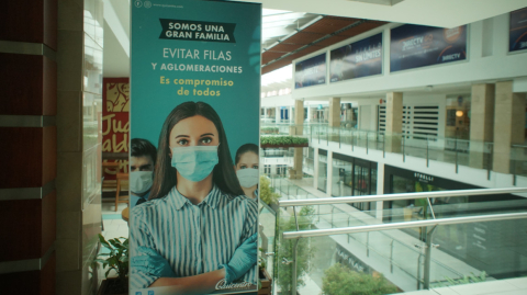 Letreros informativos en un centro comercial de Quito, el 15 de mayo de 2020. 